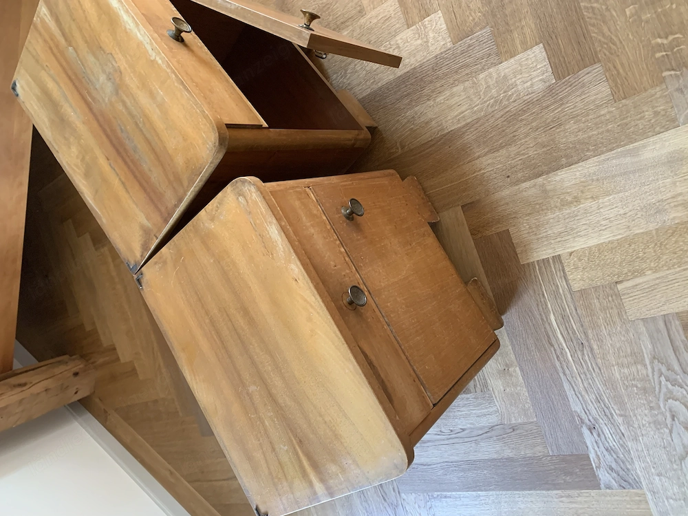 Omas schöne Nachtkästchen mit dazugehörigem Doppelbett im 50er-Jahre Stil