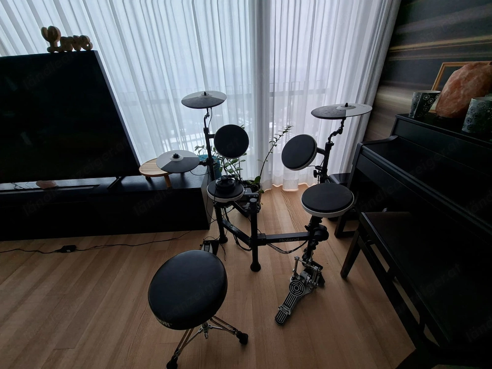  Roland TD-4 E-Drum Set (elektronisches Schlagzeug) inkl. Hocker & Pedale