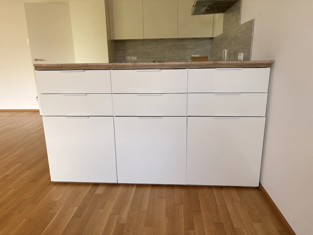 Hochglanz Kommode mit Rückwand