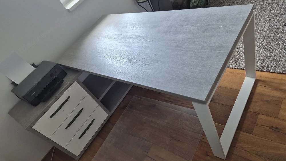 Schreibtisch mit Schubladen und Fächern