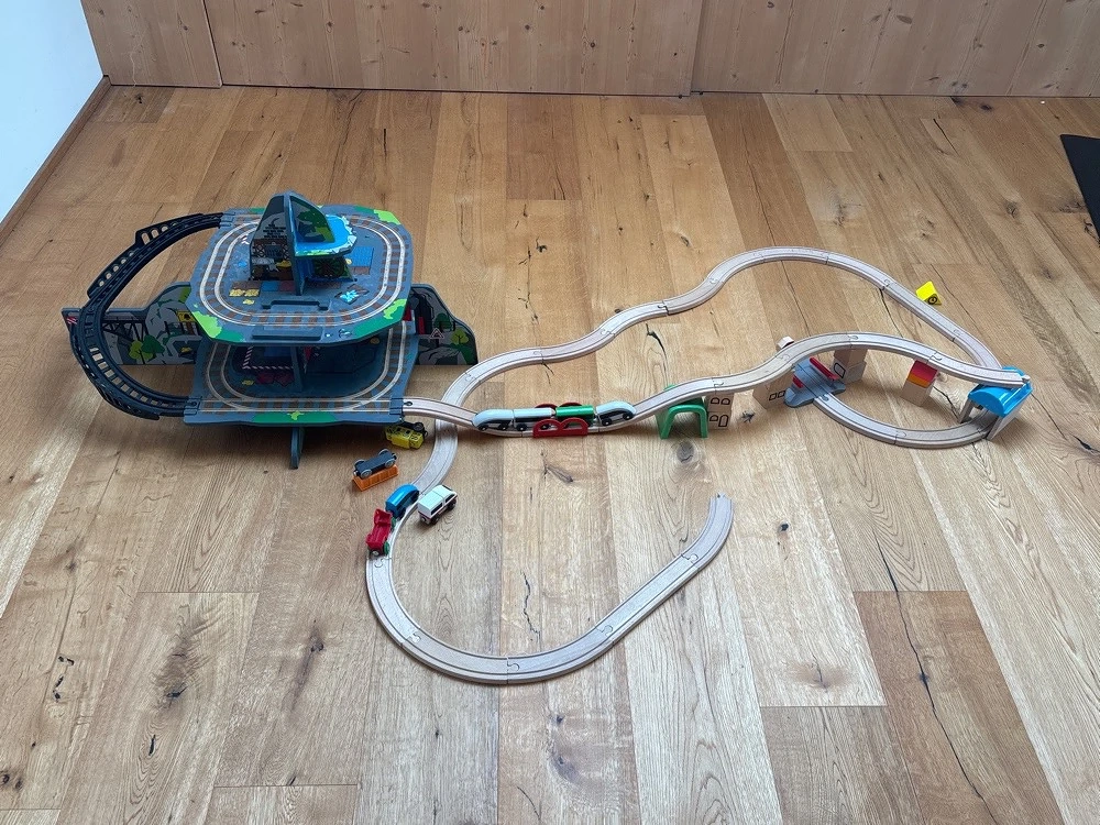 Kinderspielzeug mit Bahngleisen