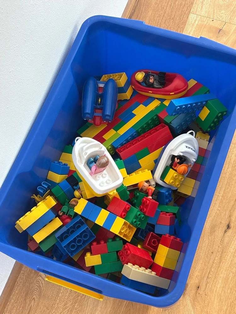 Eine Kiste mit Duplo gemischt