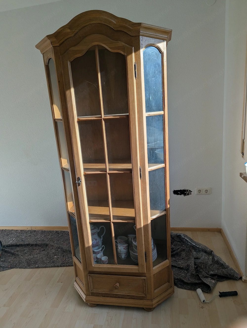 Glasvitrine B 76 cm H 183 cm  T  34 cm