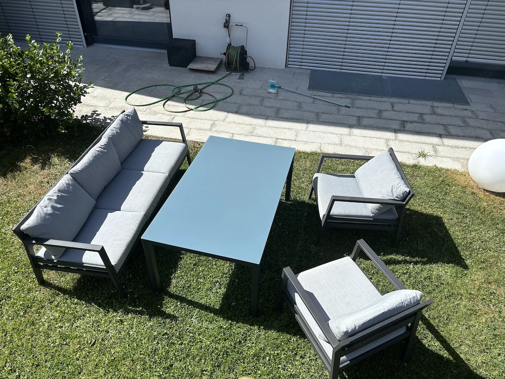 Gartenmöbel   Set bestehend aus Tisch und Sitzgruppe