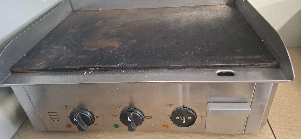 Elektro-Grillplatte aus Edelstahl.