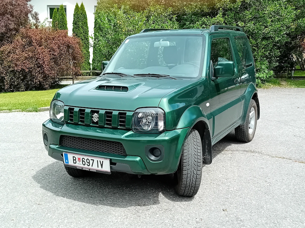 SUZUKI Jimny. Kultauto in Tannengrün