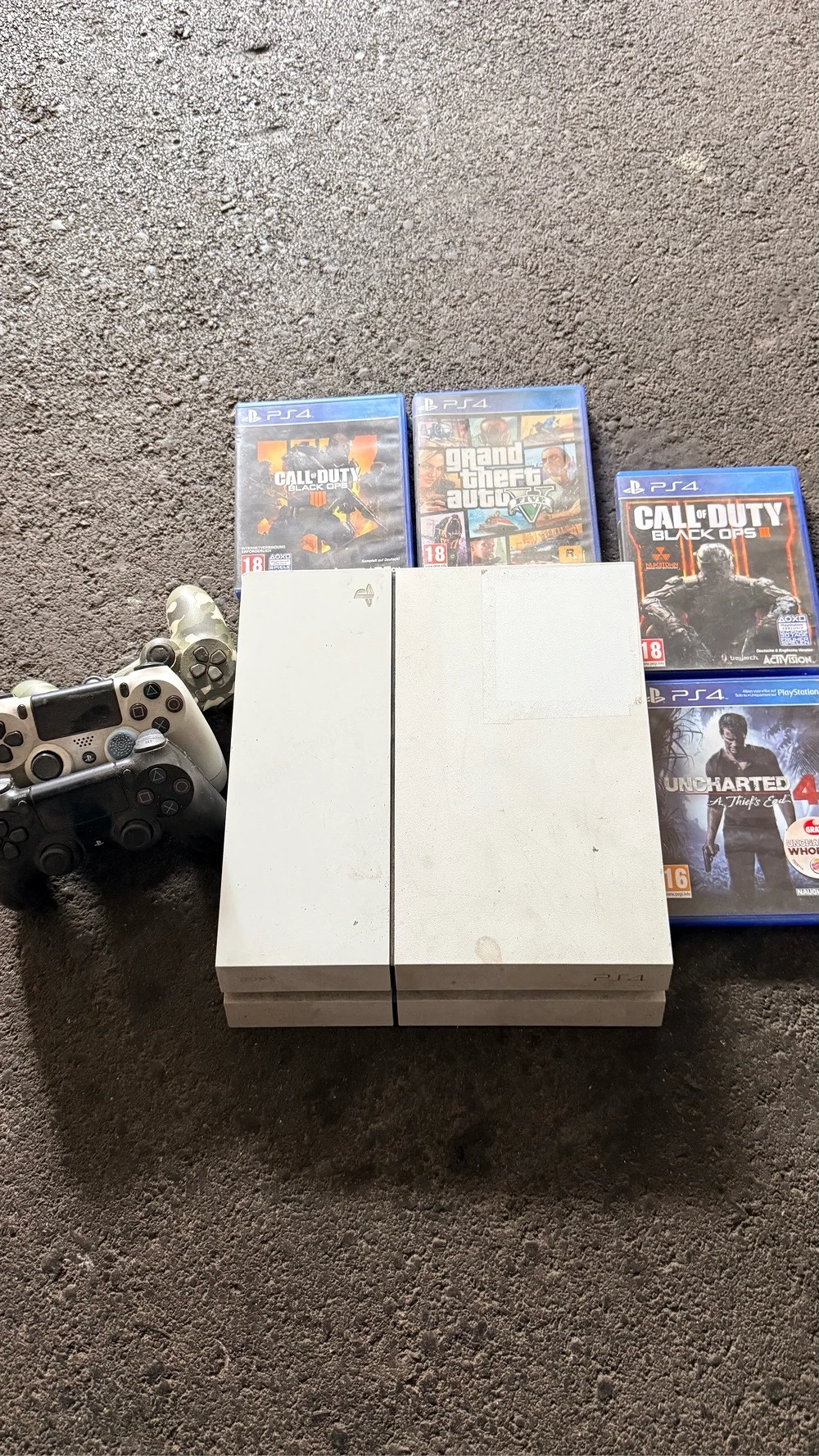 PlayStation 4 (Weiß) Set   3 Controller + 4 Top-Spiele (GTA V, CoD, Uncharted)
