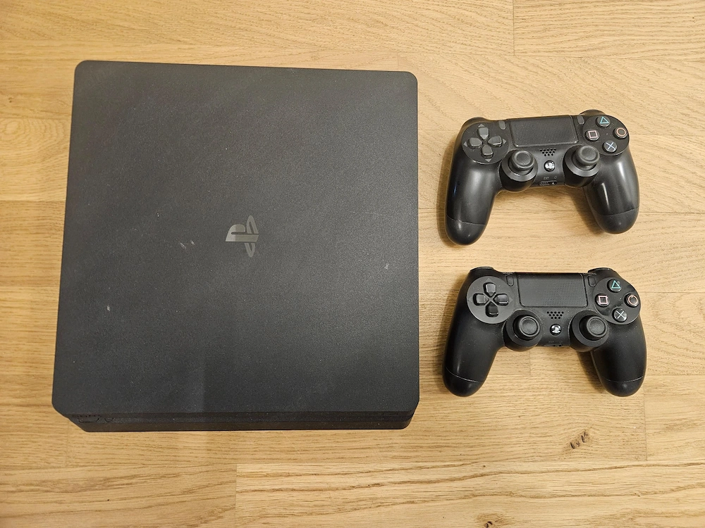 Playstation 4 mit 2 Controller