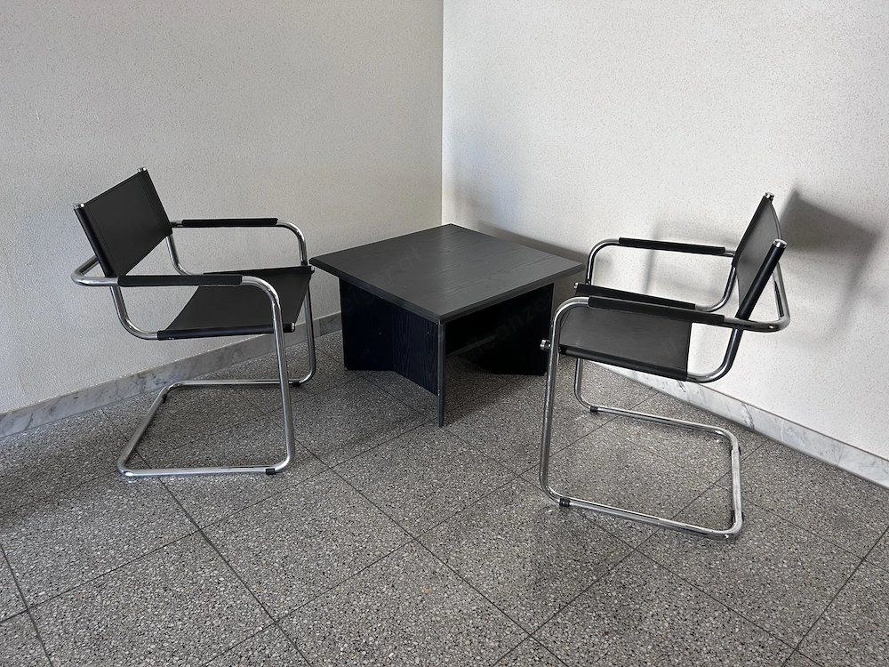 Couchtisch und 2 Stühle abzugeben