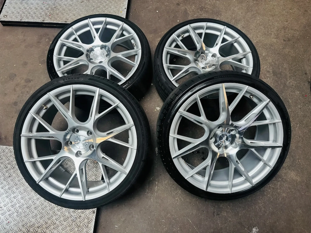 Japan Racing JR42 8,5J x 19 Zoll ET45 5x112 mit Sommerreifen