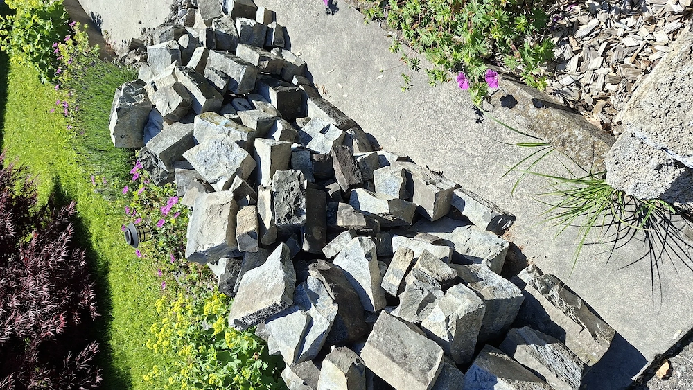 Steine von einer Vormauer