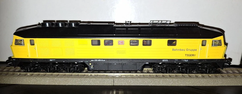 Trix Diesellok 233 493 der DB Bahnbau Gruppe H0