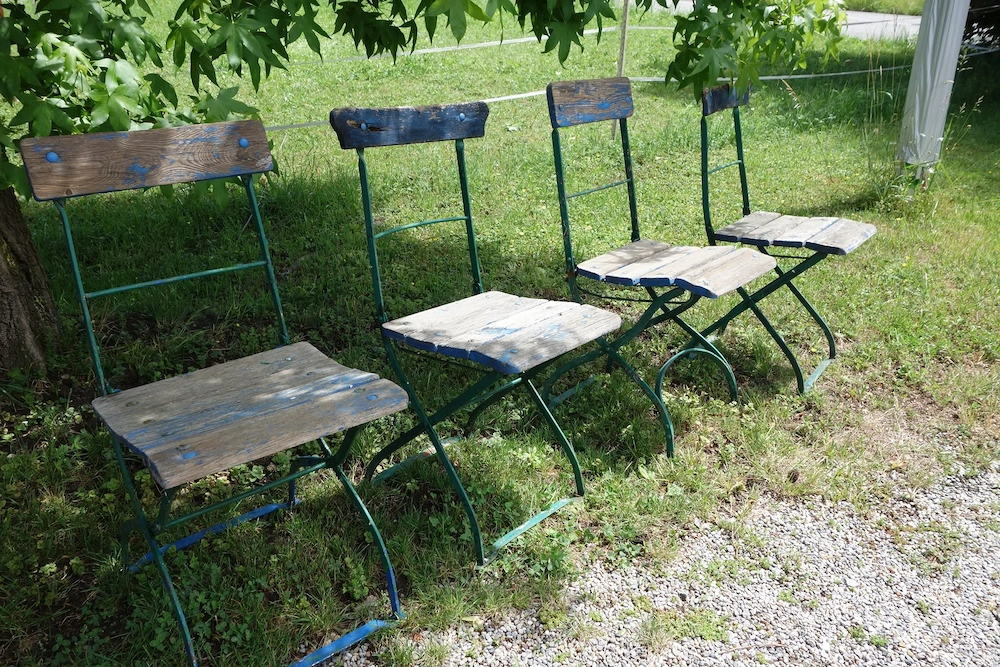 Dekorative alte Gartenstühle