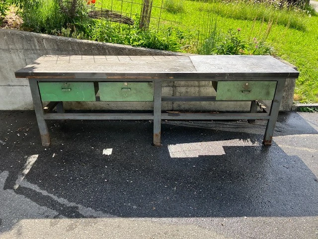 Werkbank aus Metall mit 3 Schubladenkästen
