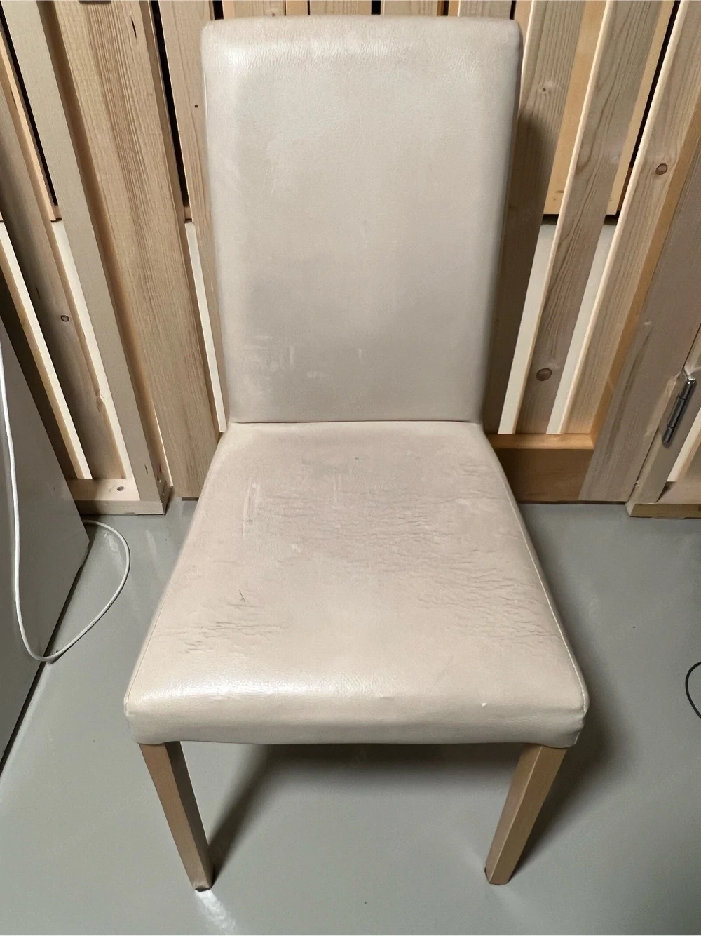 Gratis 2 Stühle aus Leder Holz