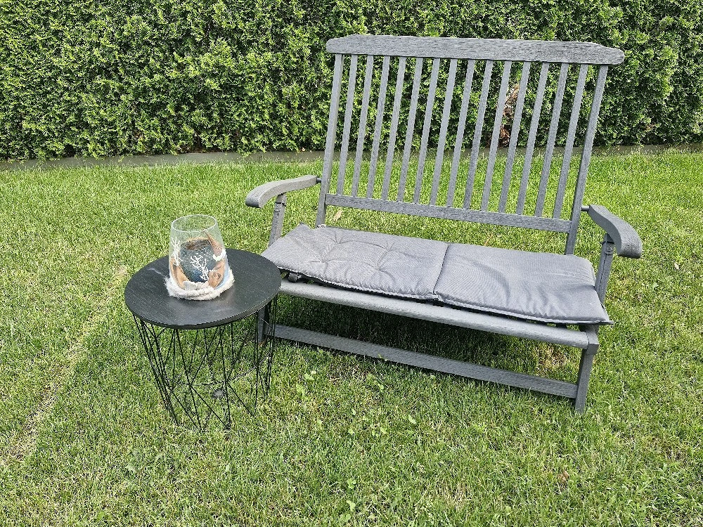 Holzbänkle mit Beistelltisch und Sommerdeko