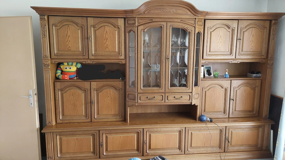 Wohnzimmerschrank teilmassiv (Eiche) zu verschenken.