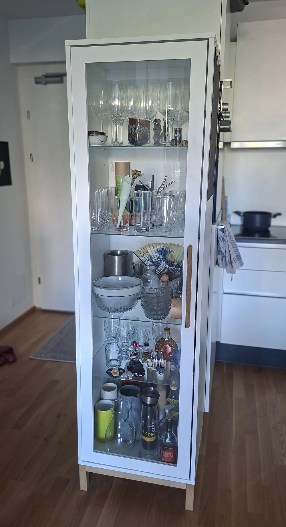 Vitrine mit Glastür
