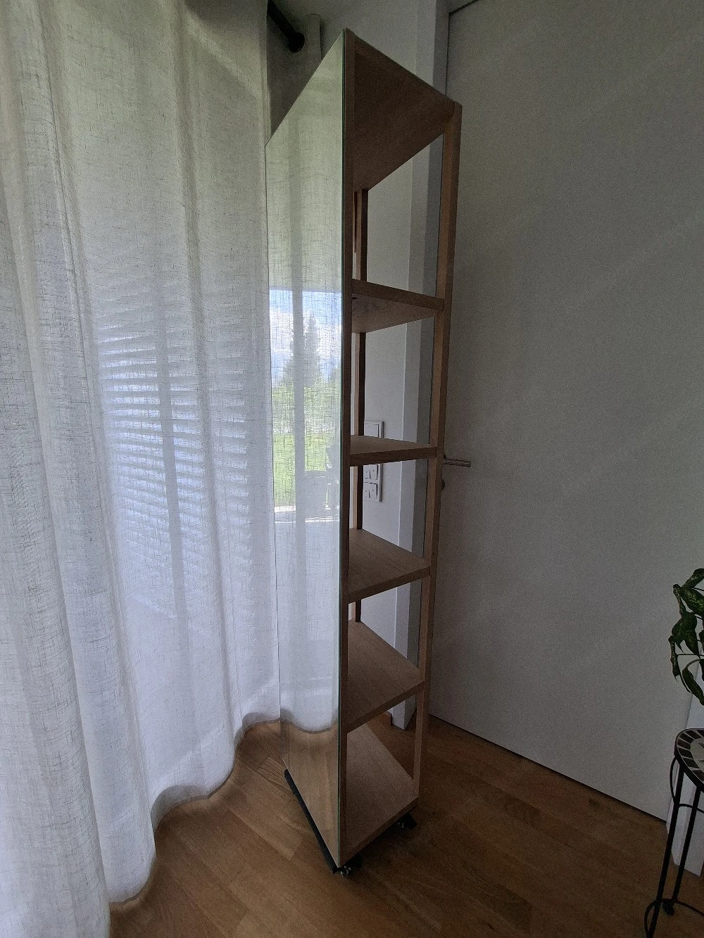 Regal mit Spiegel