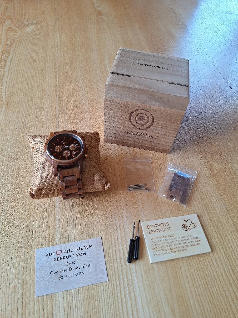 Holzkern Armbanduhr