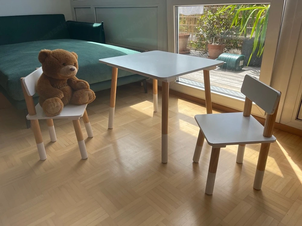 Kindertisch mit 2 Kinderstühlen