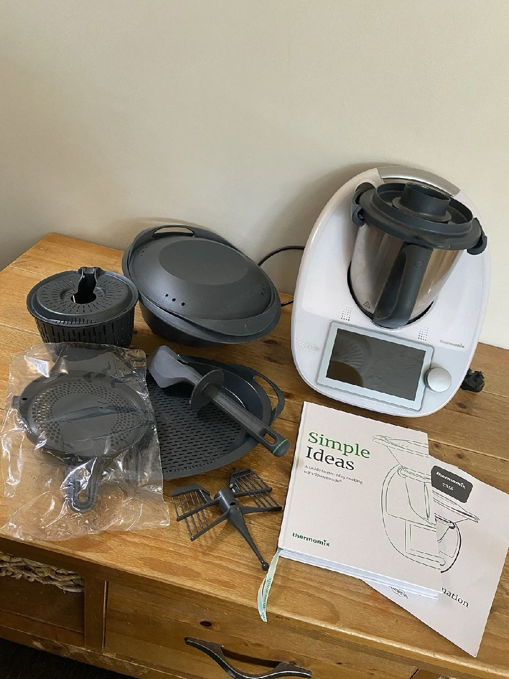 Vorwerk Thermomix TM6 Küchenmaschine Weiß mit Gareinsatz und Zubehör