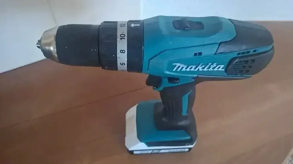 Akkubohrmaschine und Akkustichsäge