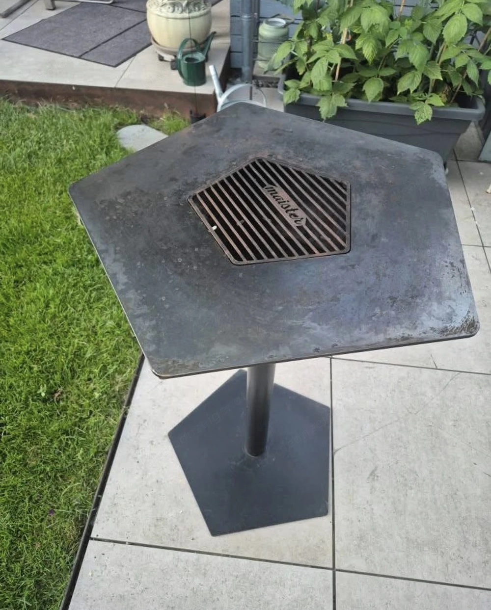 Hozkohlegrill aus Gusseisen