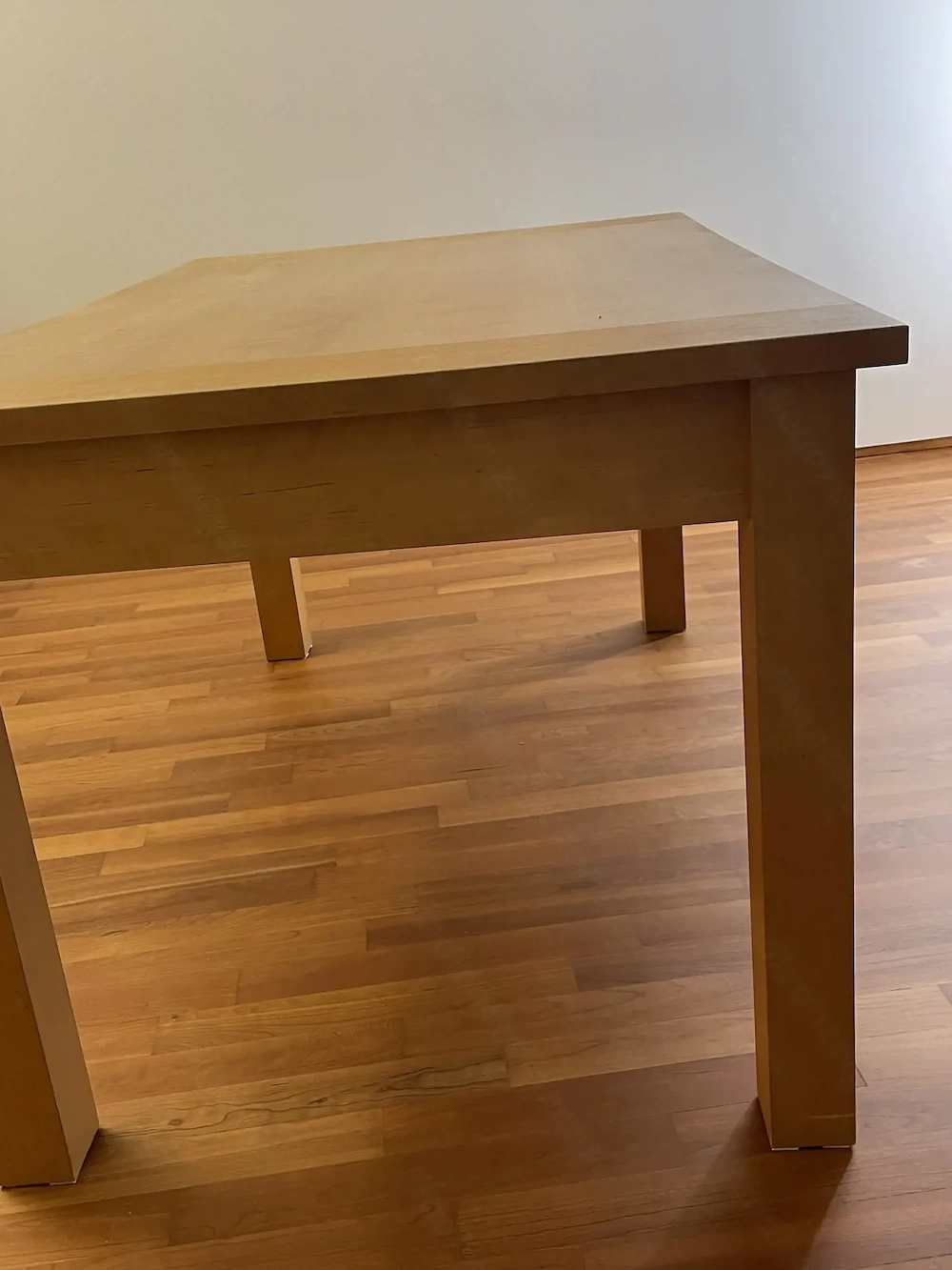 Massiver Holztisch