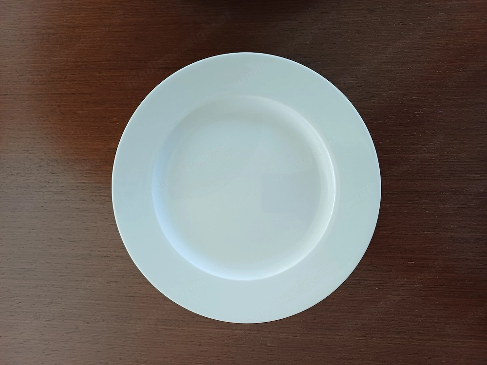 Je 4 weiße Teller, 20 und 26,5 cm Durchmesser