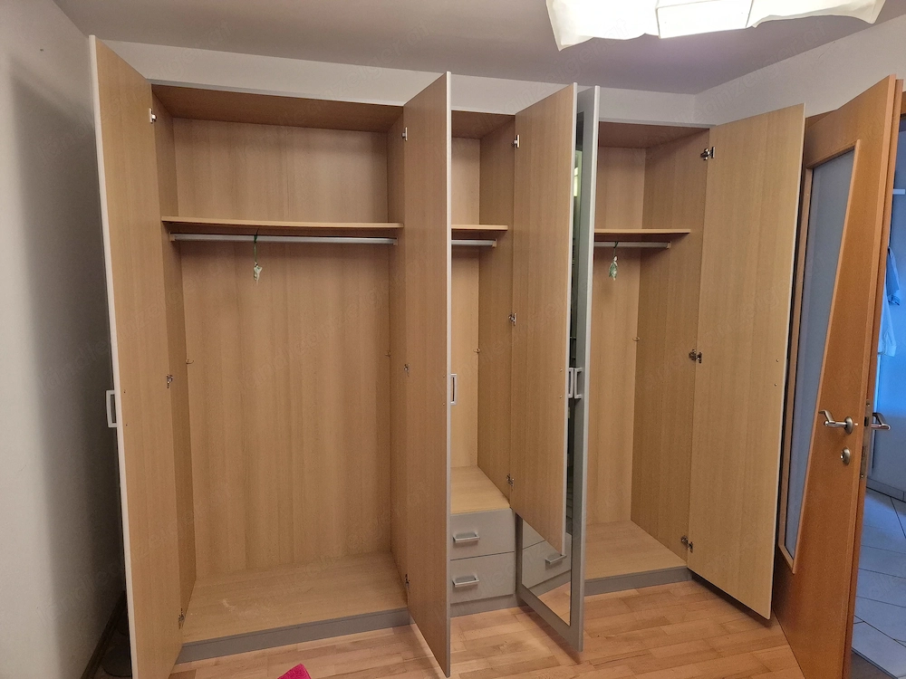 Kleiderkasten mit Schubladen und Spiegelelementen