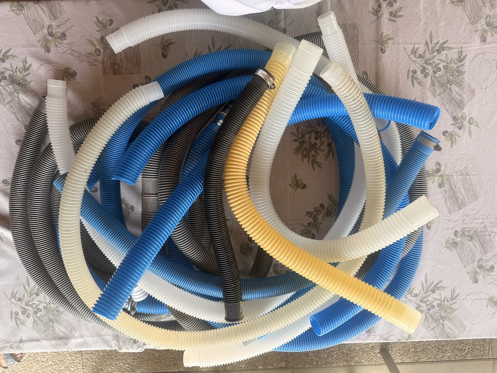 Verschenke diverse Schläuche für den Pool