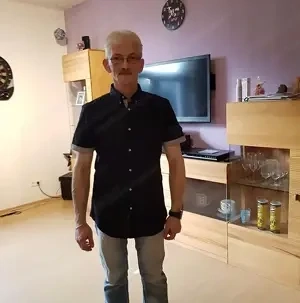 Er sucht ihn, eine Transe oder eine Männergruppe.