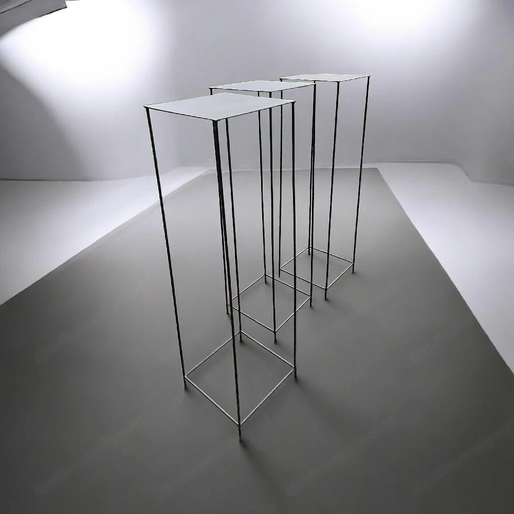drei podeste für ausstellungsstücke