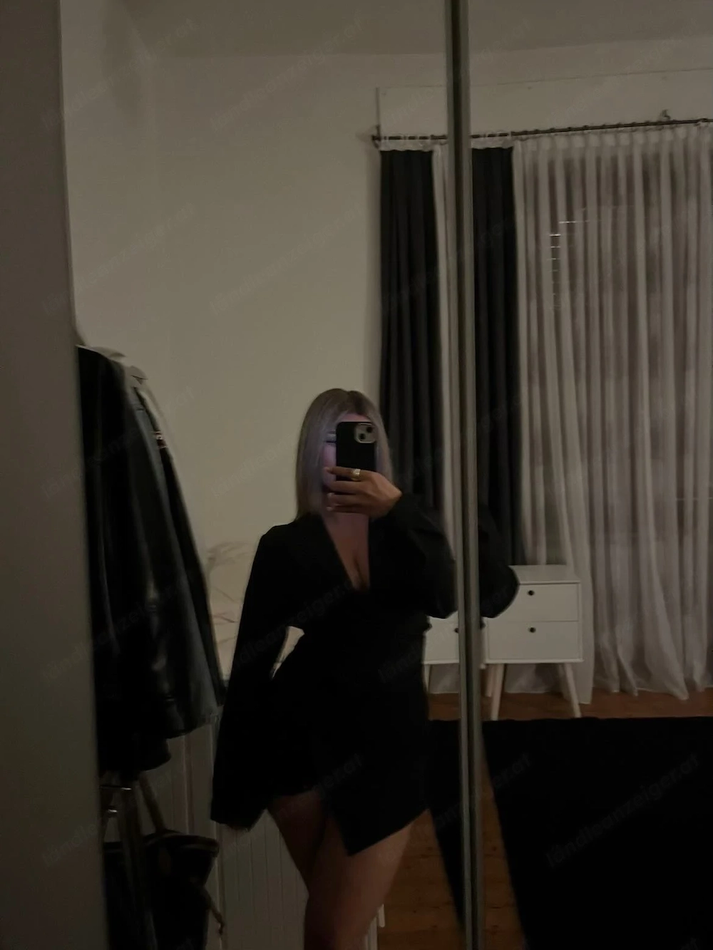 Herrin verkauft  Videos und Fotos 