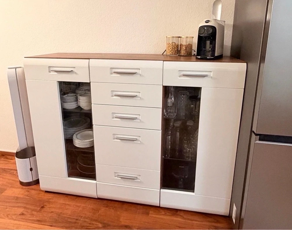 Sideboard in hochglanz und holz