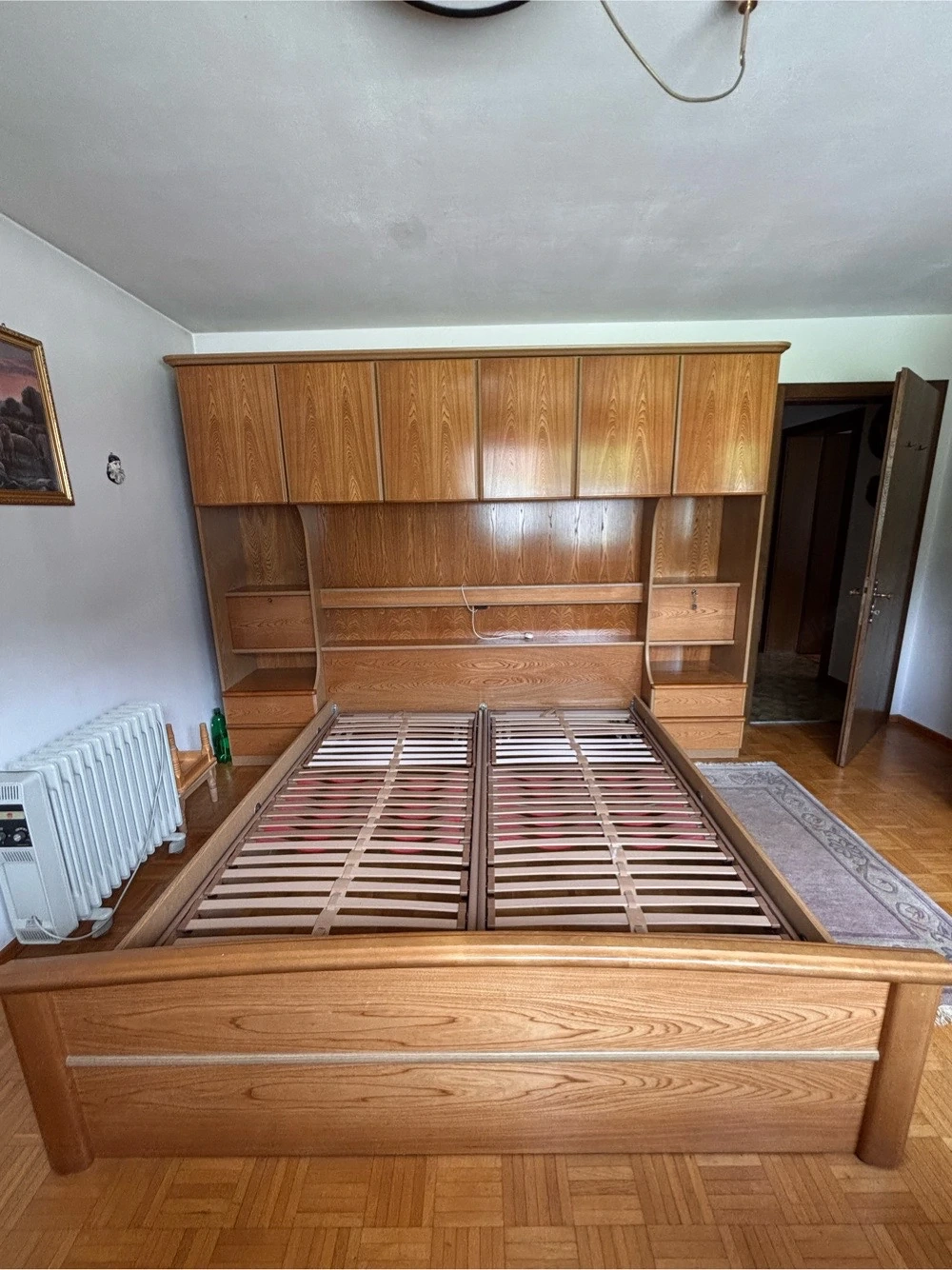 Komplette Schlafzimmergarnitur mit Doppelbett, Nachttischen und Brückenschrank
