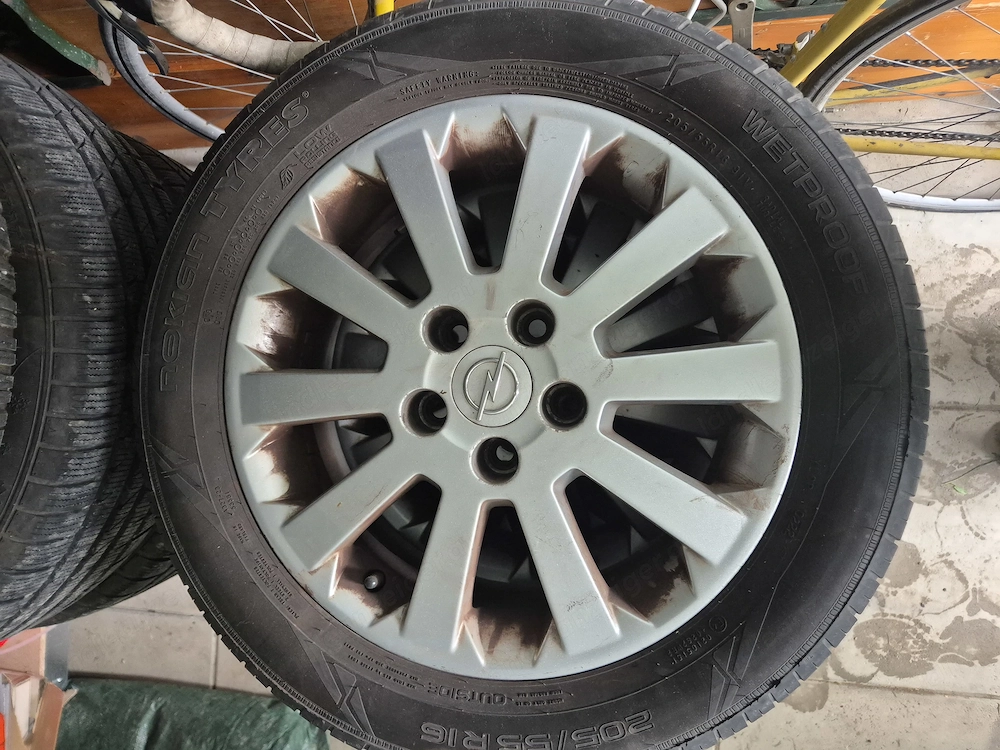 4 Stk Aluräder mit Nokian Sommerreifen 205 55 16 (1 Reifen defekt) ZU VERSCHENKEN