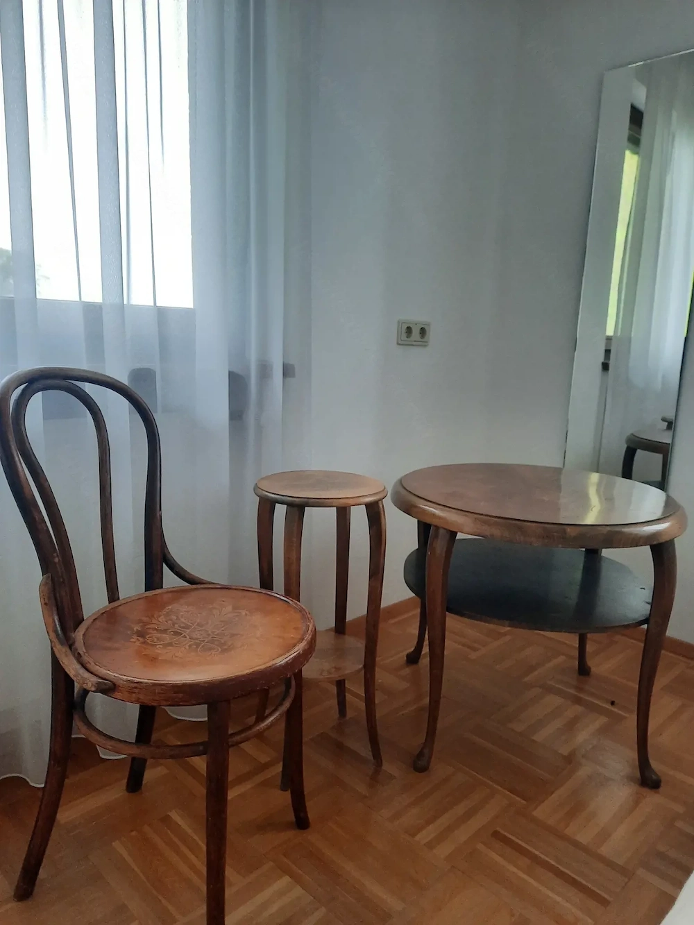 Tisch, Beistelltisch, Stuhl