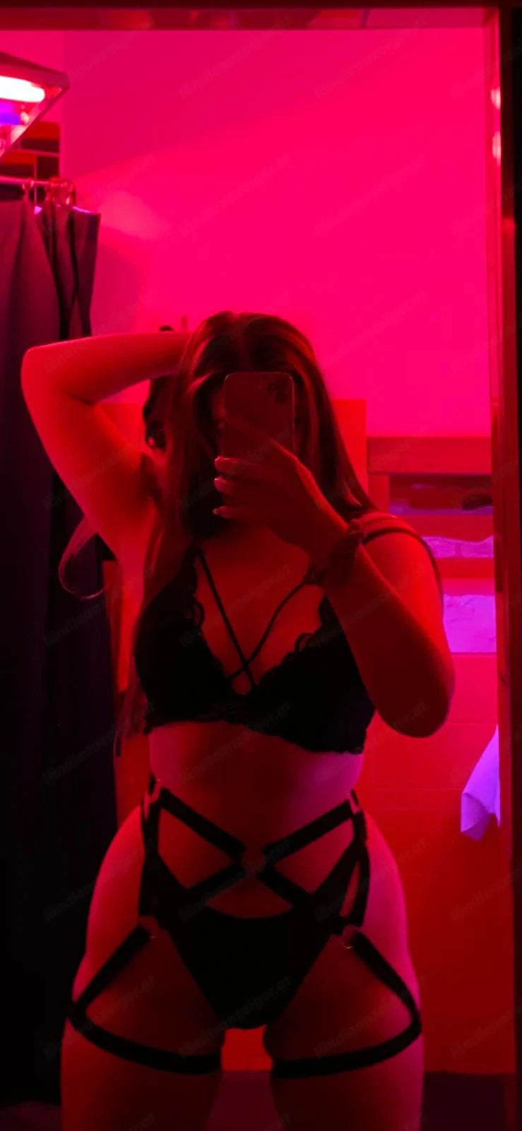 Sexy Studentin bietet Sex für Geld, bei mir oder bei dir