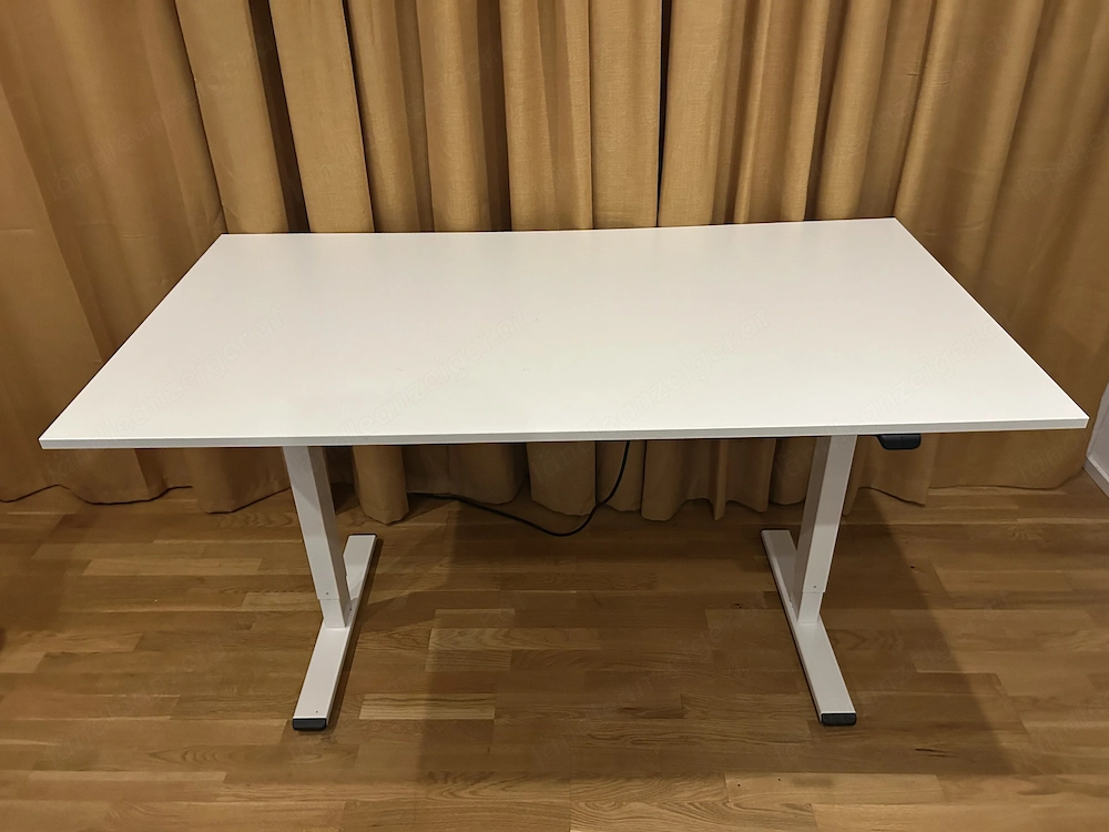 Elektrisch höhenverstellbarer Schreibtisch, 72 bis 122 hoch, Tischplatte 80x150, Steckerleiste