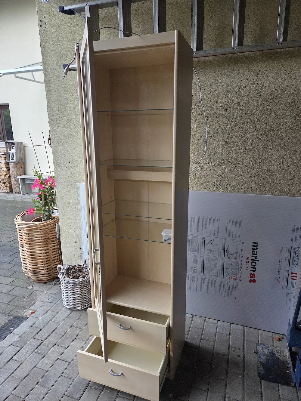 Glasvitrine aus hellem Holz   Glas