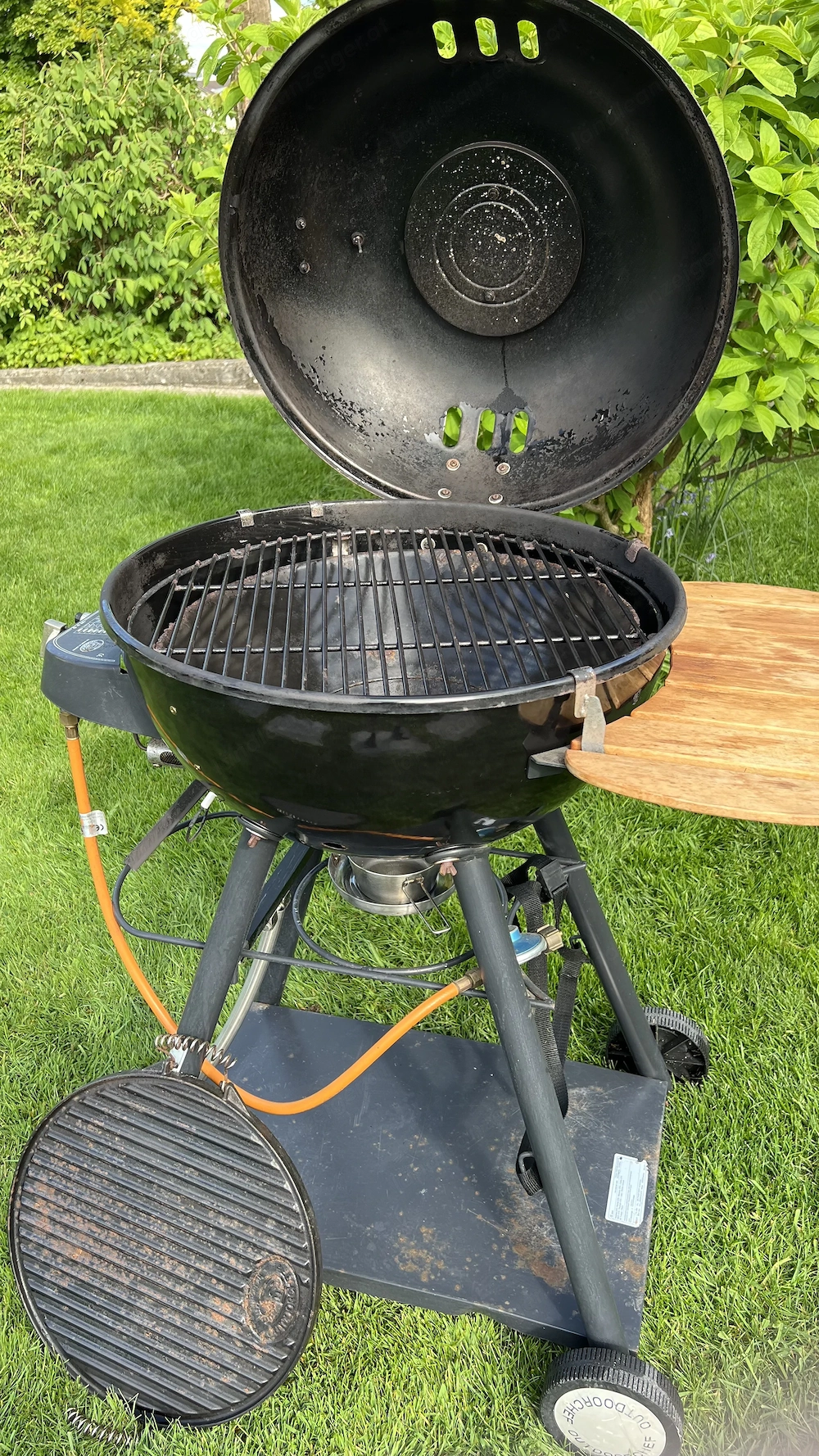 Kugelgrill-Gas + Grillplatte + Ablage    Marke - Outdoorchef 