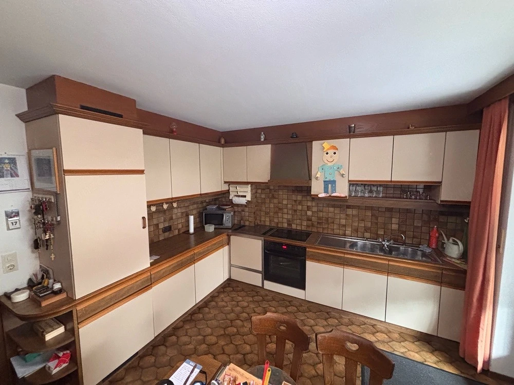 Einbauküche in L-Form inkl. Kühlschrank, Backofen und Kochfeld - 345 x 260 cm