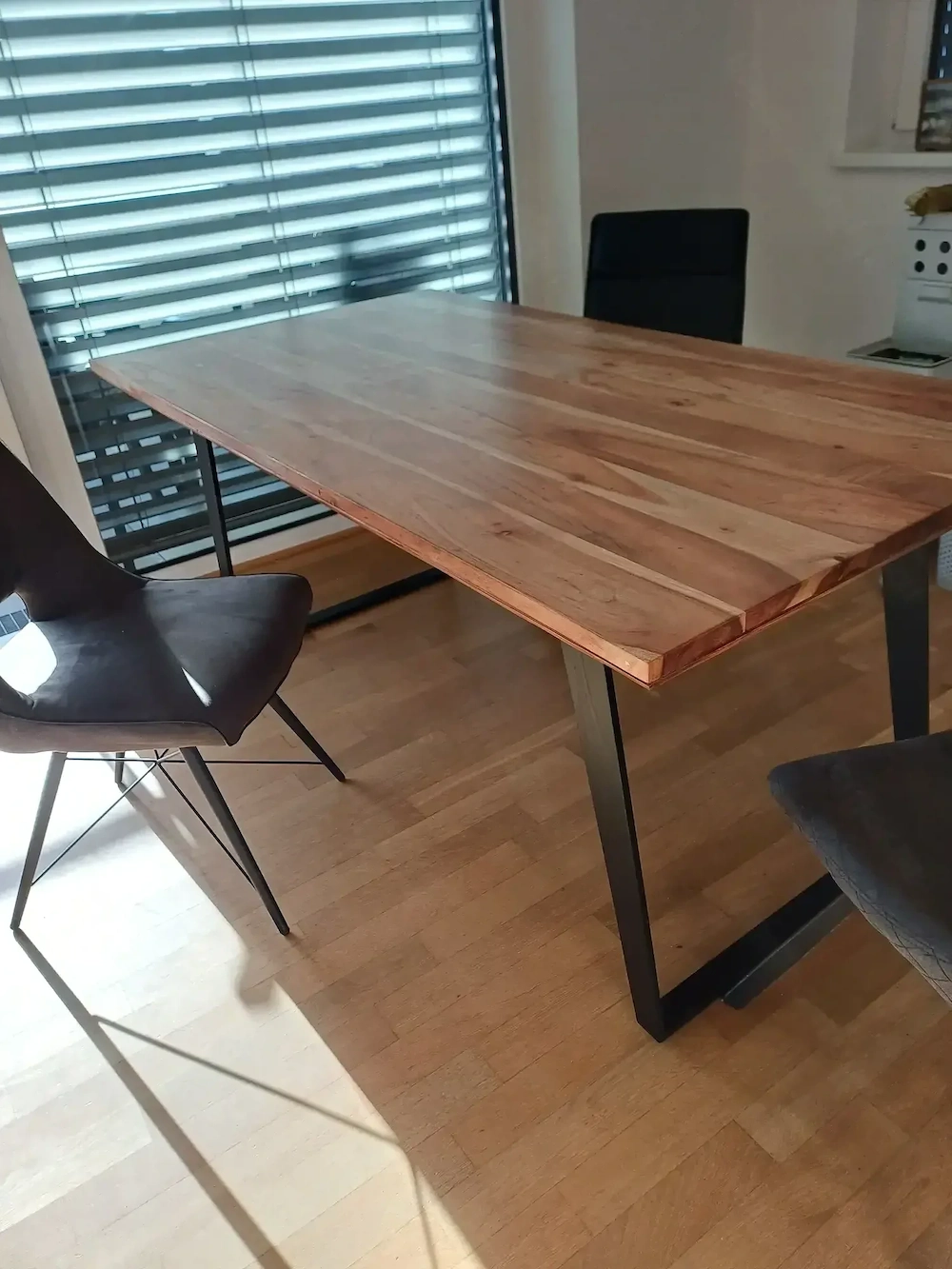 Schöner Esstisch Akazie, massiv L174 B90 H76