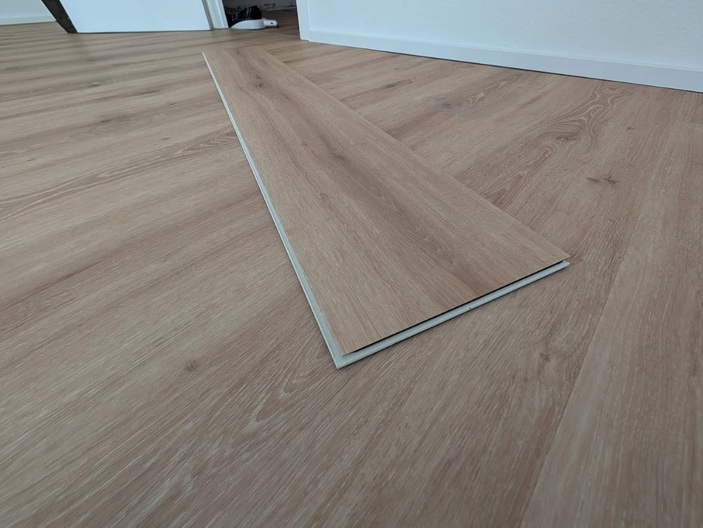 NEUWERTIG: Hochwertiger Klick-Vinyl "Oak Loft" (ca. 90m )   Erst 3 Monate alt!