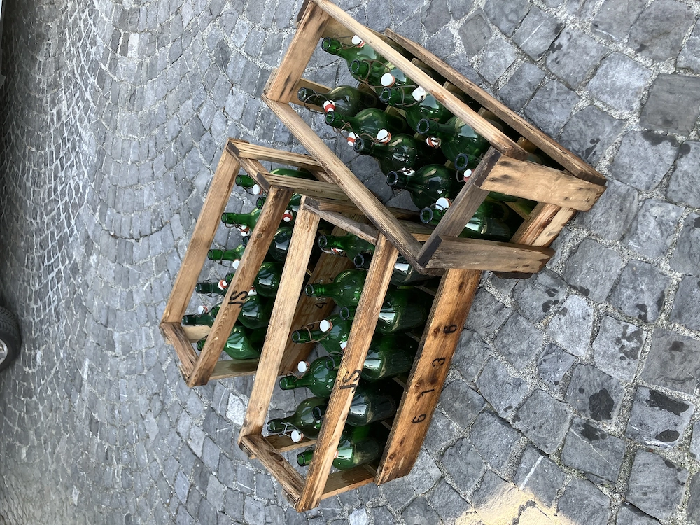 Drei Holzkisten mit je 10 Dopplerflaschen