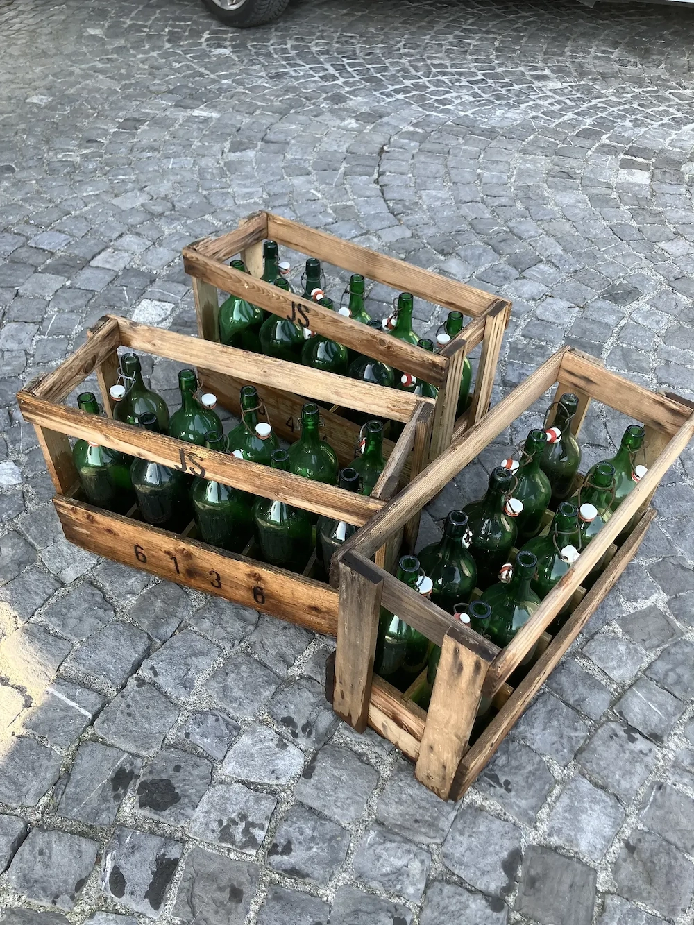 Drei Holzkisten mit je 10 Dopplerflaschen