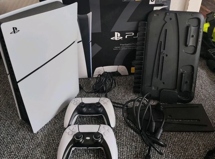 Ps5 slim Gigital mit Zwei contr lles  wie neu