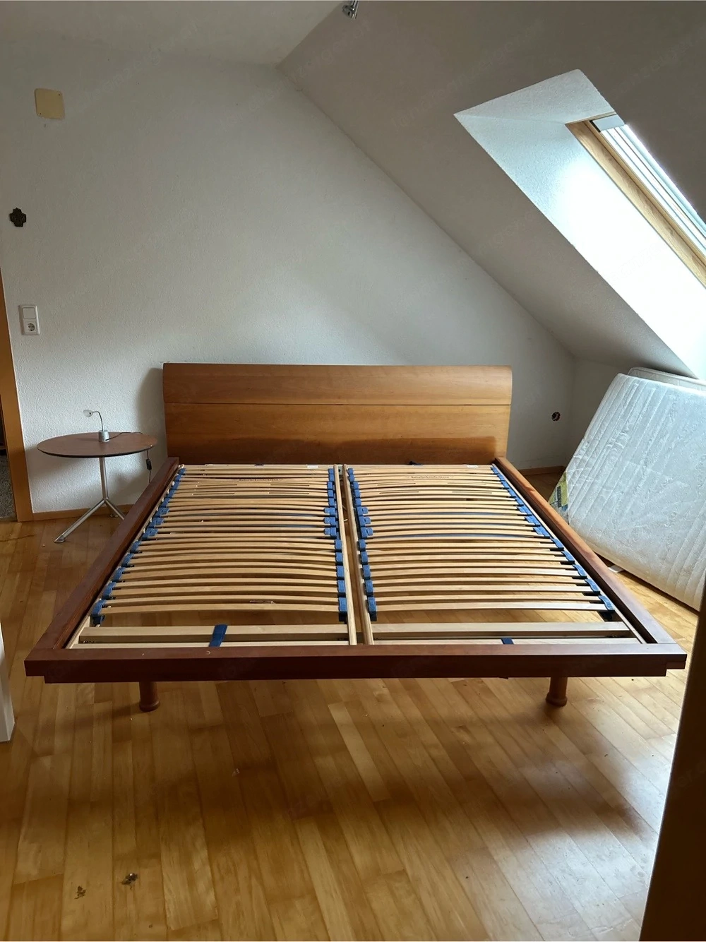Bett aus Nussholz